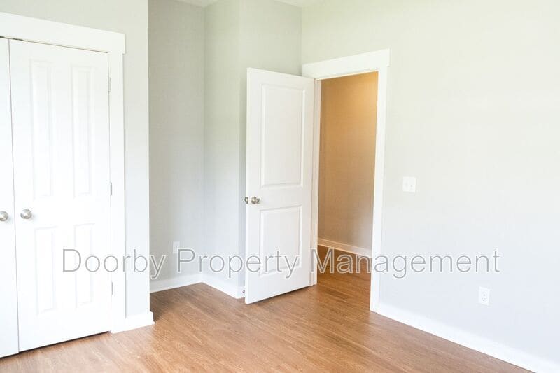 Building Photo - 206 S Aster Ave