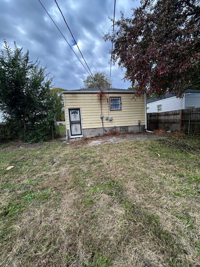 Building Photo - COZY 3 BEDROOM HOME WITH APPLIANCES