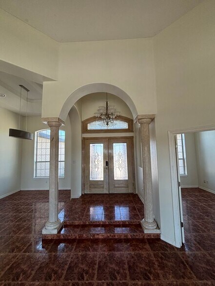 Building Photo - 420 W Palm Dr