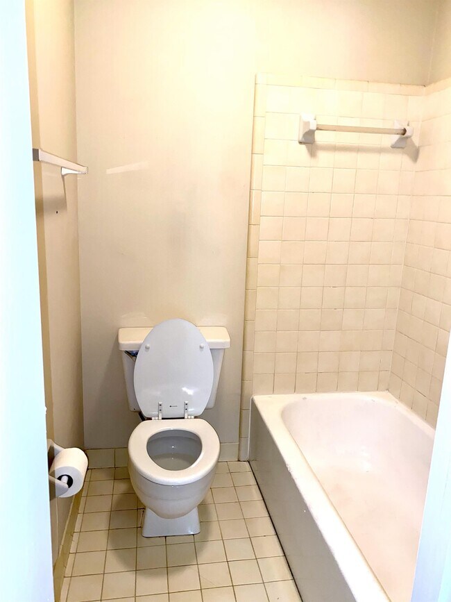 Building Photo - 1615 Woodmere Loop