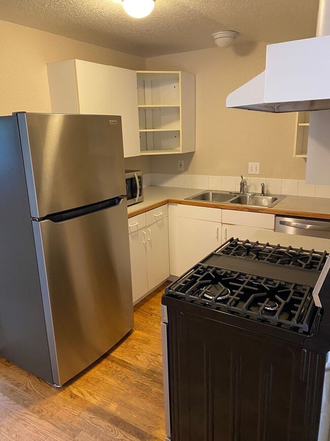 Building Photo - Available for 2026-2027 Fall Pre-Leasing! ...