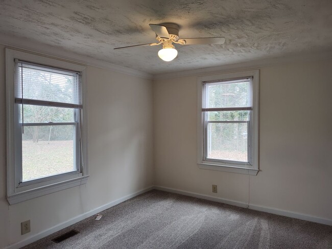 Building Photo - Move-in Ready duplex unit is located in Th...