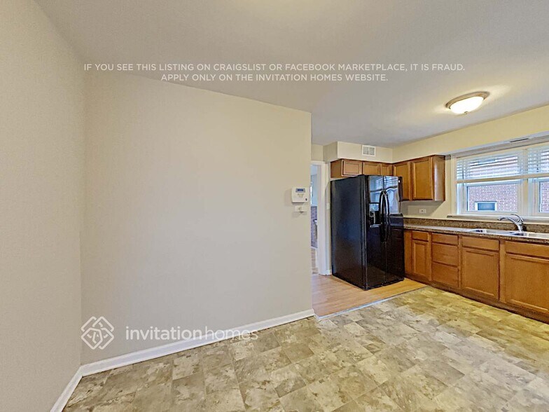 Building Photo - 4015 W 105th St