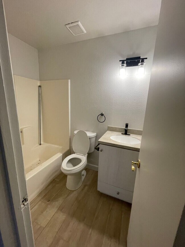 Building Photo - APPLE VALLEY- REFURBISHED 2 BEDROOM , 2 BATHROOM APARTMENT