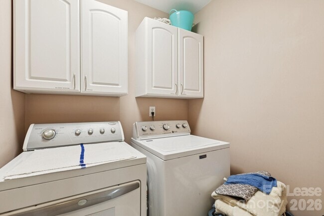 Building Photo - 6037 Queens Walk Ct