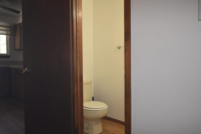 Building Photo - GREAT 3 BEDROOM/2 BATHROOM TOWNHOME WITH NEW PAINT & FLOORING. AVAILABLE 5/23.