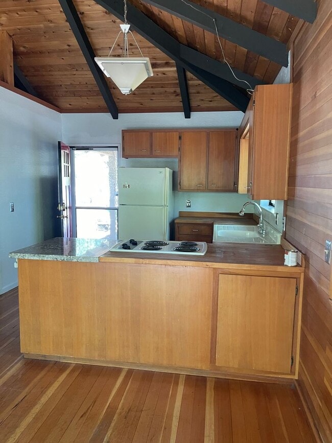 Building Photo - Cozy and convenient, private location, Cot...