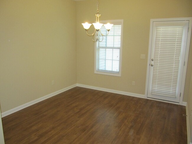 Building Photo - Lovely Townhouse