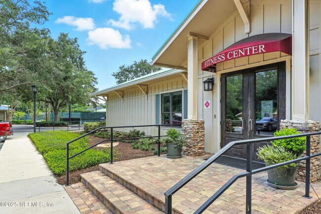 Building Photo - 2061 Crown Dr