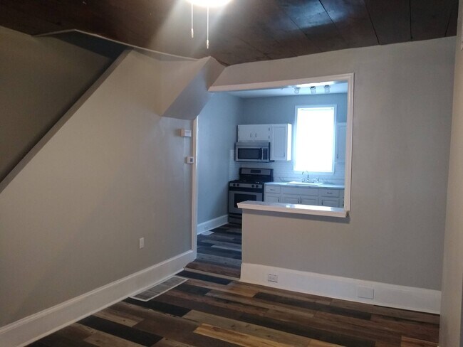 Building Photo - 655 N Yewdall St