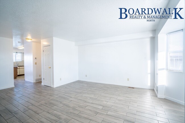 Building Photo - Half off 1st month's rent 3 Bed Townhouse ...