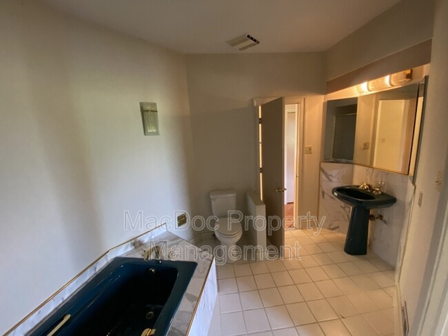 Building Photo - 11225 N Club Dr