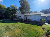 Building Photo - Spacious Mid-Century 3 bed/2 bath home wit...