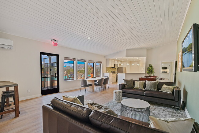 Building Photo - Bernardo Crest