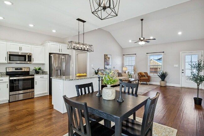 Building Photo - Quiet cut-de-sac living with country views!