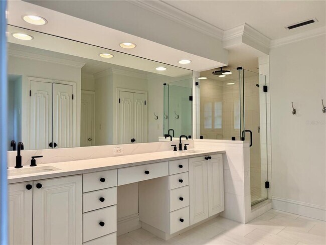 Building Photo - 912 S Himes Ave