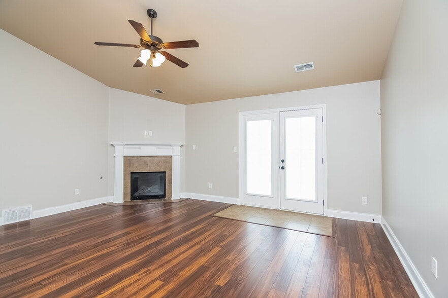 Building Photo - 2851 S Hartland