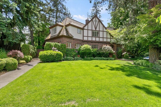 Building Photo - "Luxurious 5-Bedroom Spokane Retreat with Pool, Guest Suite, and Stunning Finishes!"