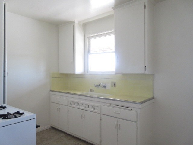 Building Photo - 1410 N Kenmore Ave