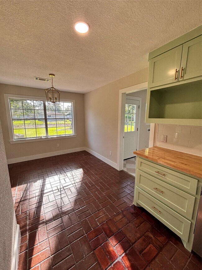 Building Photo - 118 Clover St