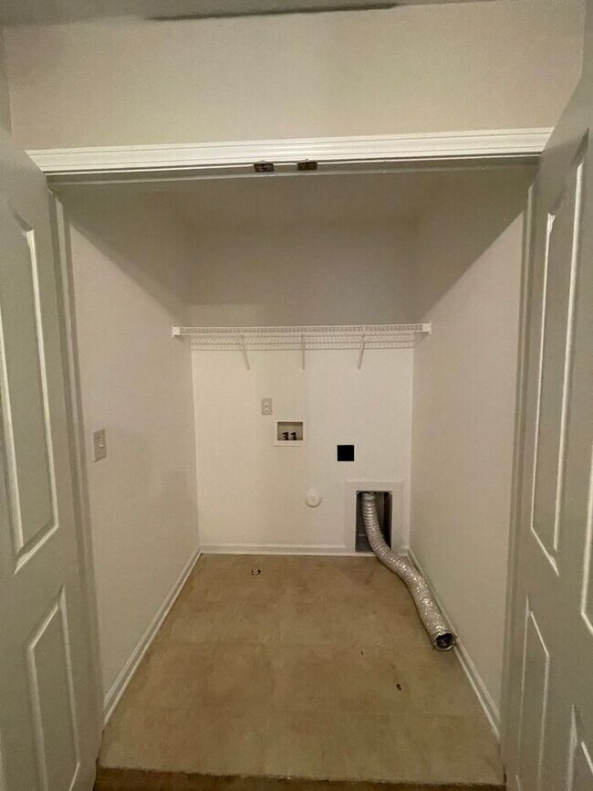 Building Photo - Spacious 4 bedroom, 2 full bath, 2 story town home