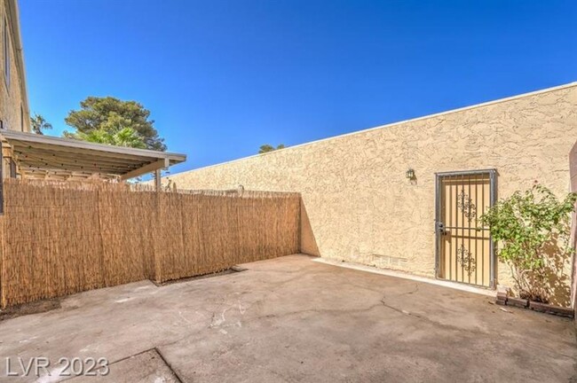 Building Photo - Upgraded Townhome with 2 car garage