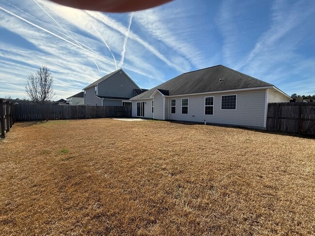 Building Photo - Charming 3 Bedroom 2 Bath home located in Carolina Plantation