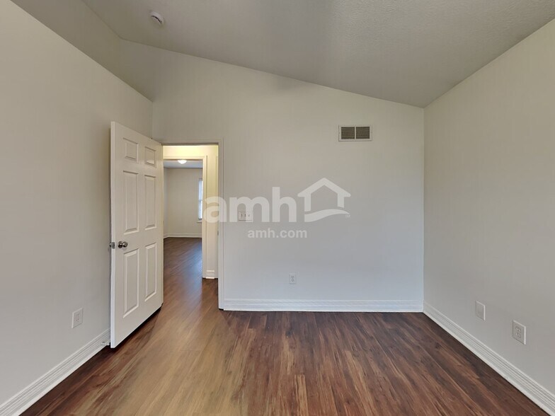 Building Photo - 2083 Shetland St