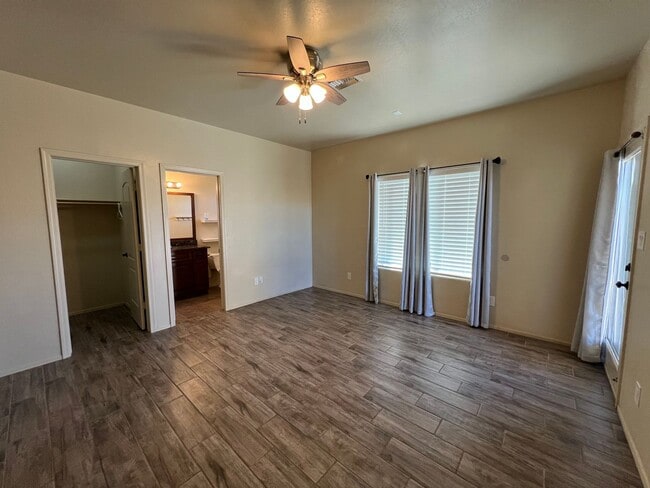 Building Photo - NICE 3 BEDROOM HOME!