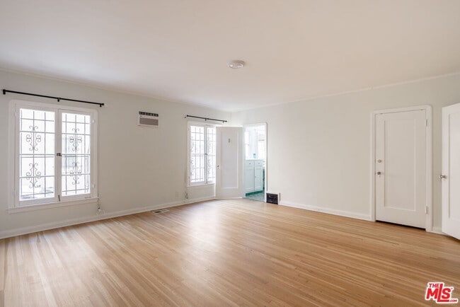Building Photo - 165 S Mansfield Ave