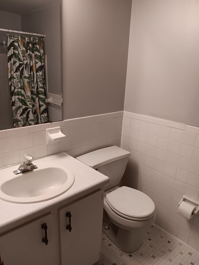 Building Photo - Chagrin Falls condo for rent