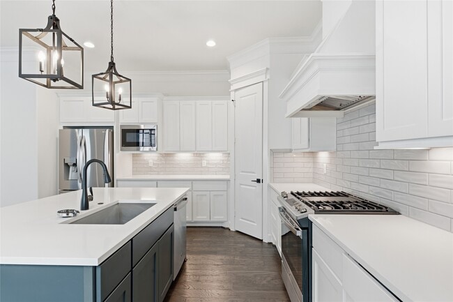 Building Photo - 819 W 19th St