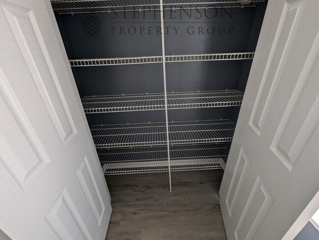 Building Photo - 3 bed 2 bath LVP Floors