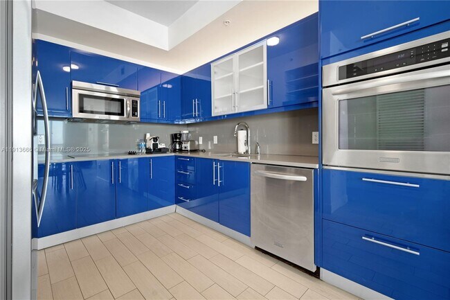 Building Photo - 3101 Bayshore Dr