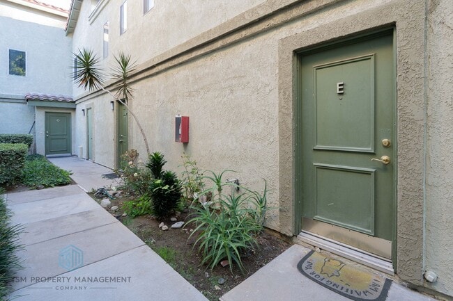 Building Photo - 2 Bed 2 Bath End Unit Townhouse with Amazing View in Rancho Cucamonga!