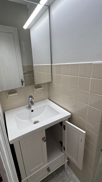 Building Photo - 221 E 76th St