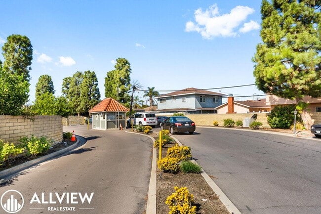 Building Photo - Stylish and beautiful 3-Bed Home with Land...