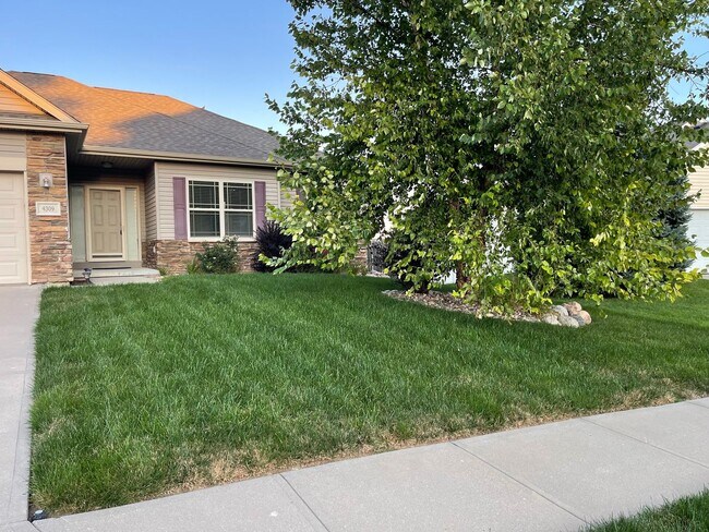 Building Photo - Spacious home in super nice neighborhood in Northwest Omaha