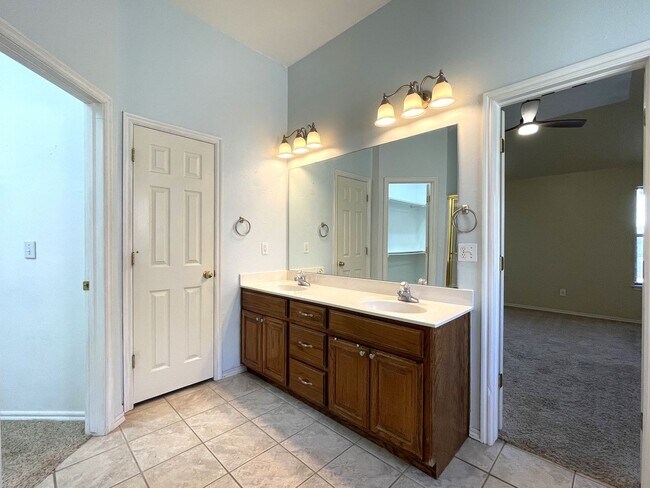 Building Photo - Charming Home in Del City!