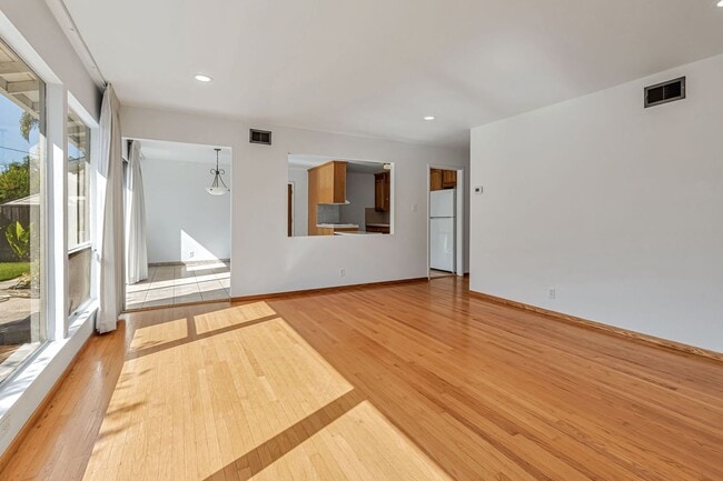 Building Photo - Charming 3-Bedroom 2-Bathroom Home in Sant...