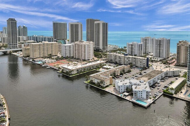 Building Photo - 1913 S Ocean Dr