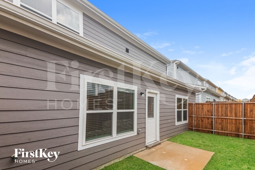 Building Photo - 623 Sophia Wy