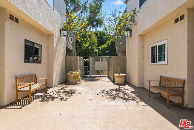 Building Photo - 2909 Arizona Ave