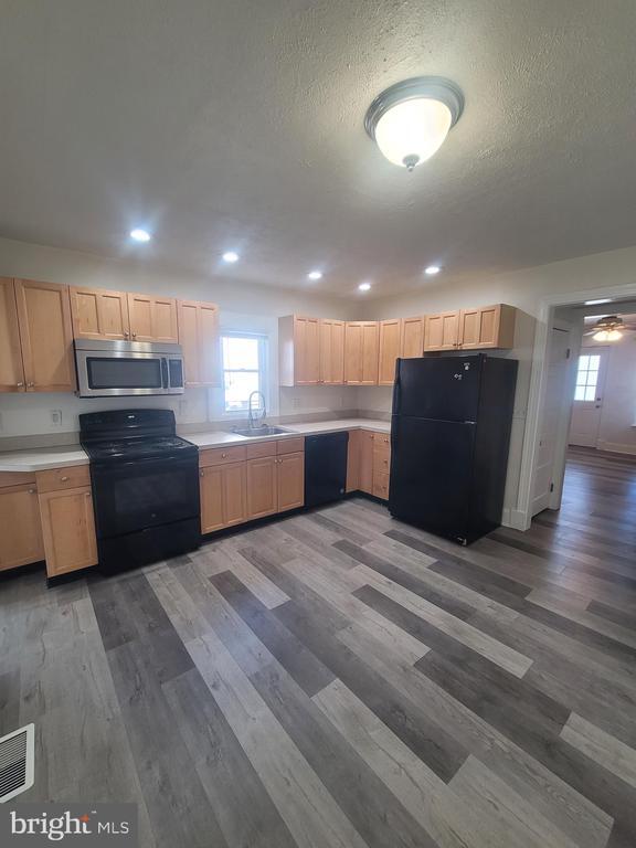 Building Photo - 48 Webster St