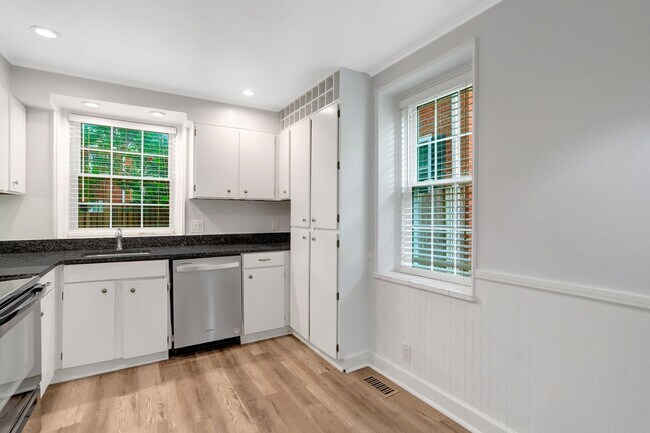 Building Photo - 2 Bedroom 2 Bathroom Condo Available for Rent