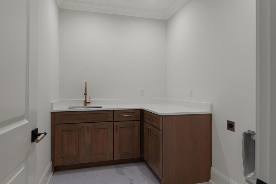 Building Photo - 4224 Granny White Pike