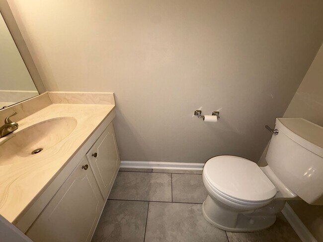 Building Photo - 2 Bedroom, 1.5 Bathroom Condo in High Point!