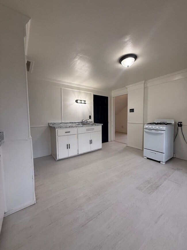 Building Photo - 5116 N 32nd St