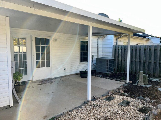 Building Photo - 111 Bennington Ln