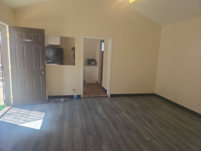 Building Photo - Must see this Large  one bedrom one bath  ADU home with availalbe off street parking.